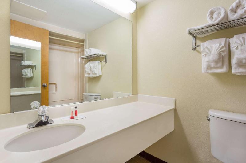Queen Room with Two Queen Beds - Non-Smoking image 1