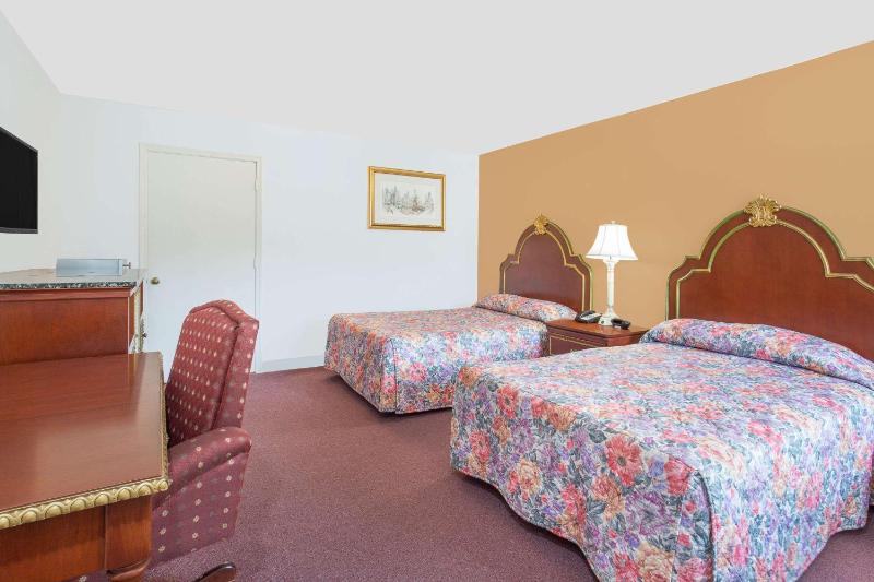 Deluxe Double Room with Two Double Beds - Disability Access - Non-Smoking image 3