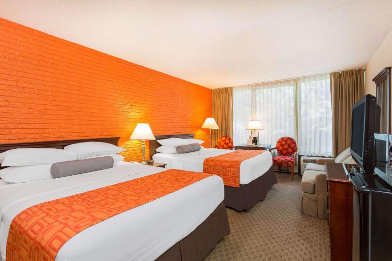 Queen Room with Two Queen Beds - Non-Smoking image 3