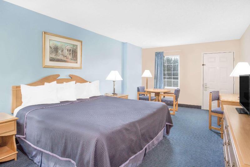 Standard King Room - Smoking image 4