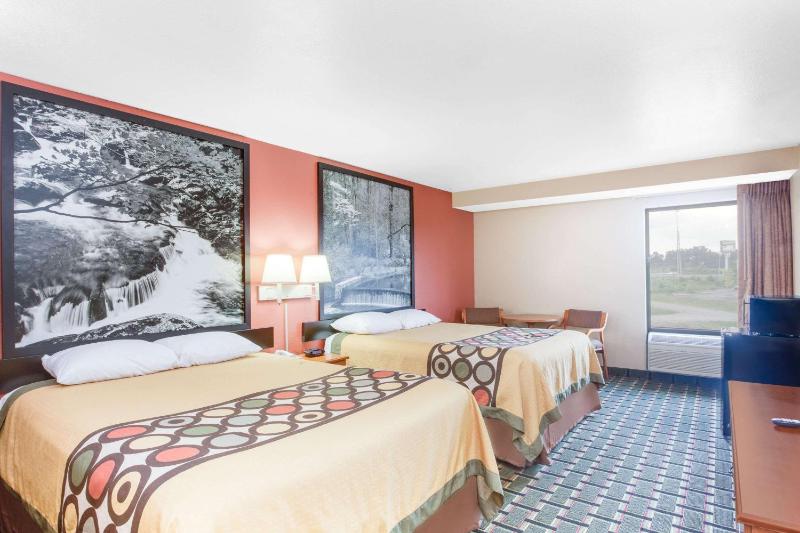 Queen Room with Two Queen Beds - Non-Smoking image 2