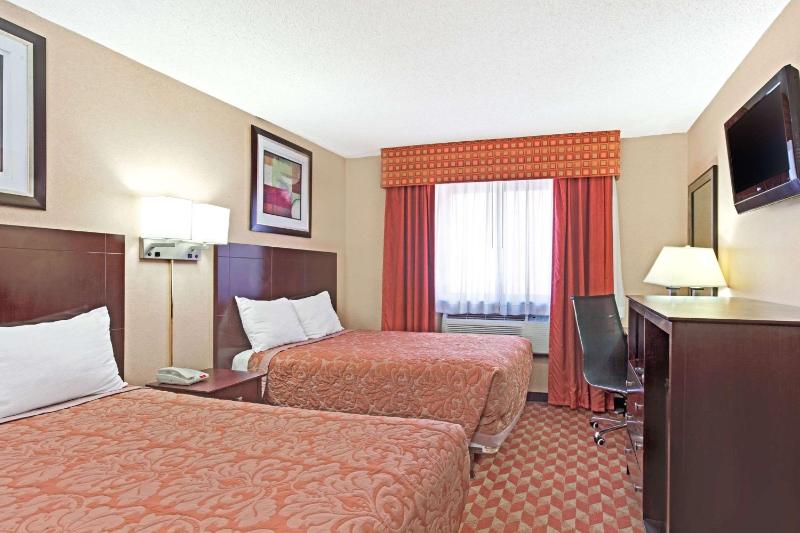 Queen Room - Non-Smoking image 3