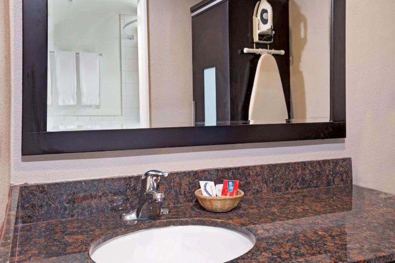 King Room - Non-Smoking image 4