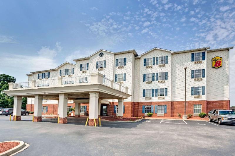 Super 8 by Wyndham Louisville/Expo Center - image 1