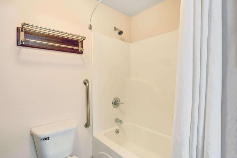 Super 8 by Wyndham Louisville/Expo Center - image 23