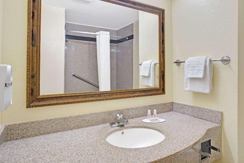 Super 8 by Wyndham Daytona Beach - image 3