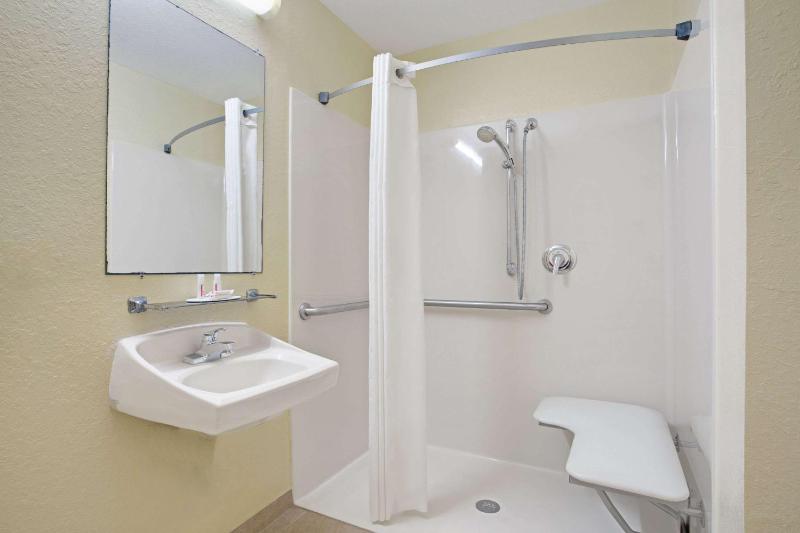 Super 8 by Wyndham Daytona Beach - image 13