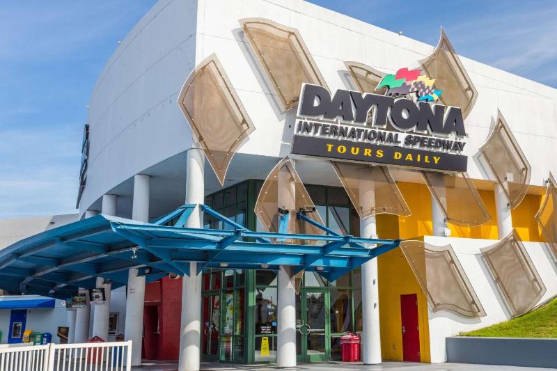 Super 8 by Wyndham Daytona Beach - image 12