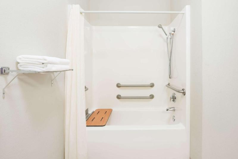 Queen Room - Mobility Access/Non-Smoking image 2