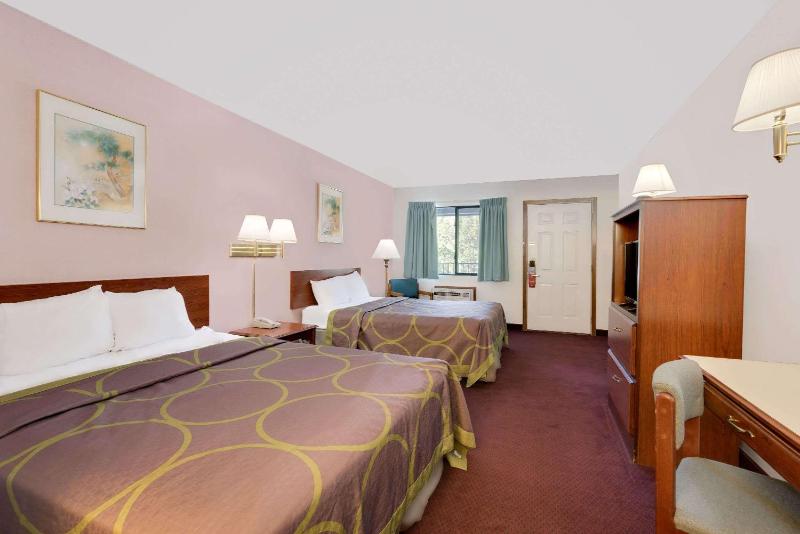 Queen Room with Two Queen Beds - Non-Smoking image 3