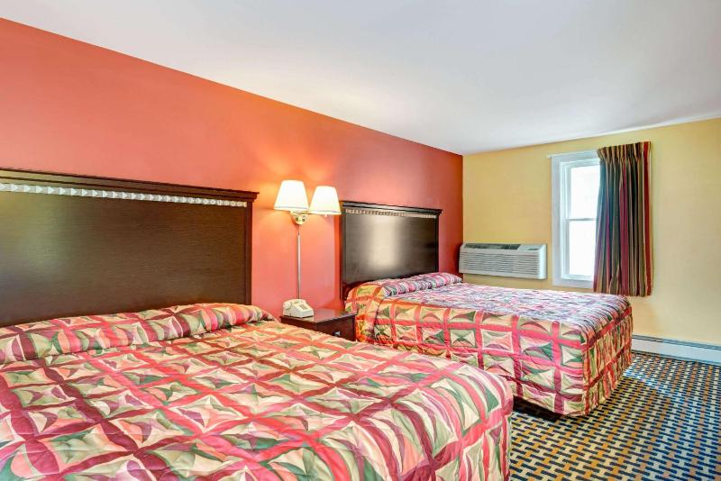Queen Room with Two Queen Beds - Non-Smoking image 3