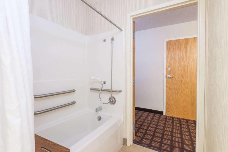 Queen Room with Two Queen Beds - Disability Access/Non-Smoking image 4