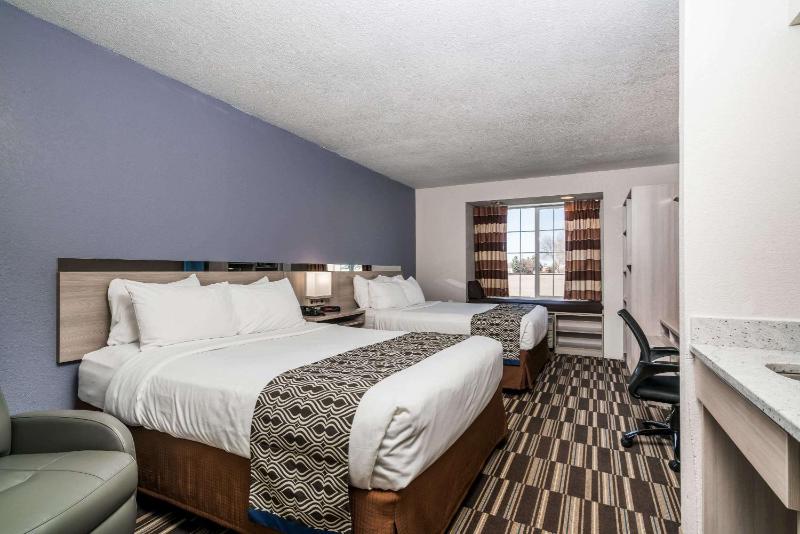 Queen Room with Two Queen Beds - Non-Smoking image 3