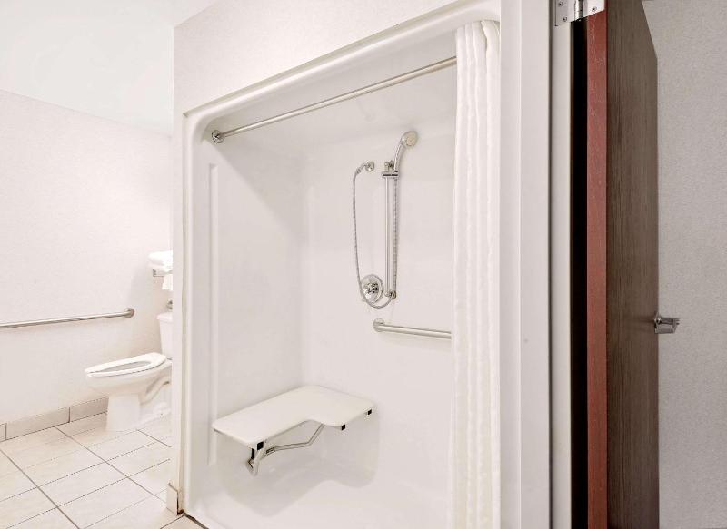 Queen Room - Disability Access/Non-Smoking image 4