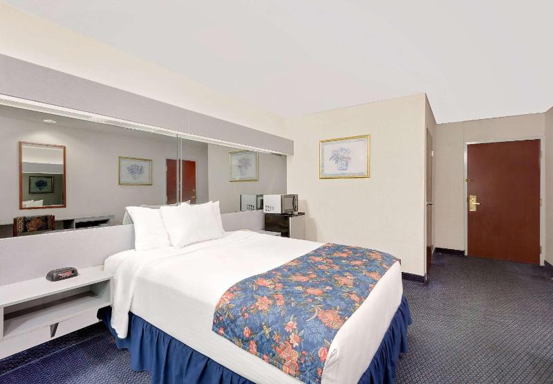 Queen Room - Disability Access/Non-Smoking image 3