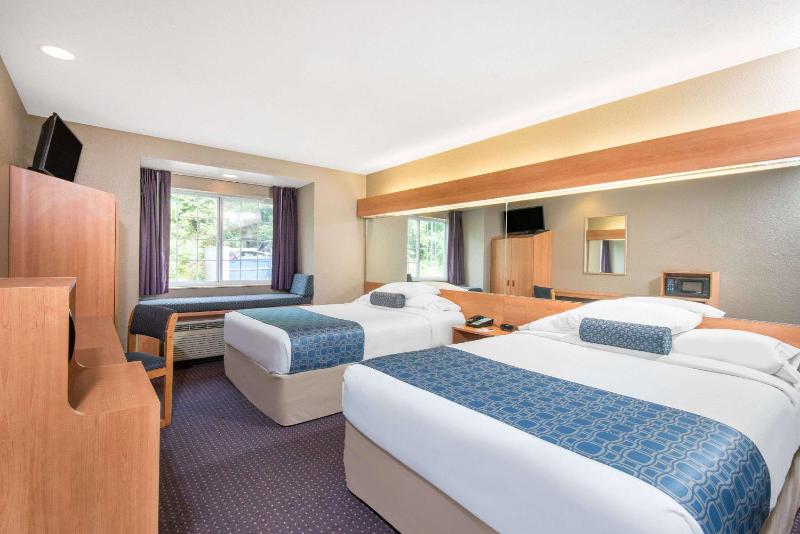 Queen Room with Two Queen Beds - Non-Smoking image 3