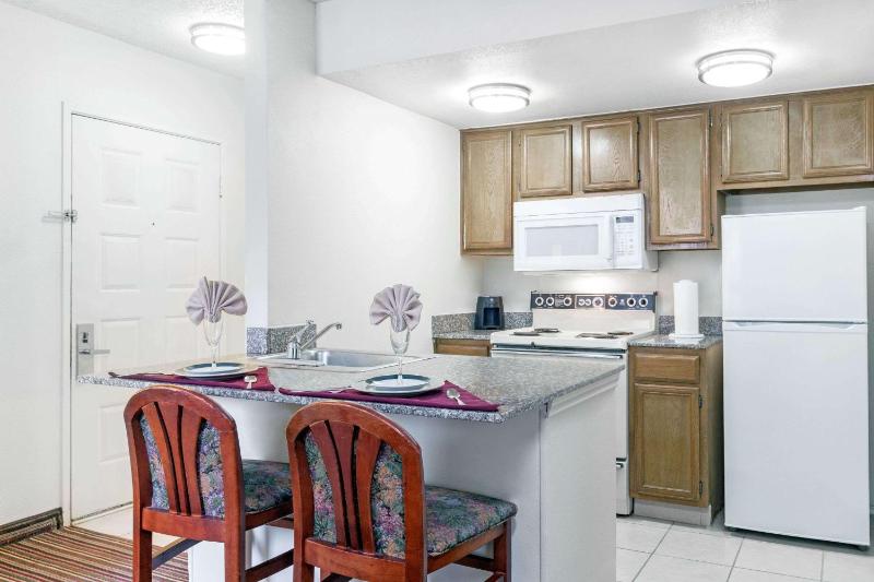 Queen Studio Suite with Roll-In Shower - Mobility Accessible/Non-Smoking image 4