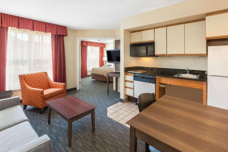 1 Double Bed, One-Bedroom, Mobility Accessible Suite, Non-Smoking image 2