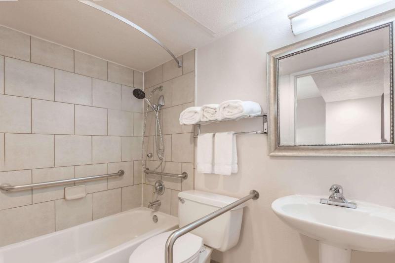 One-Bedroom Queen Suite - Accessible/Non-Smoking image 3