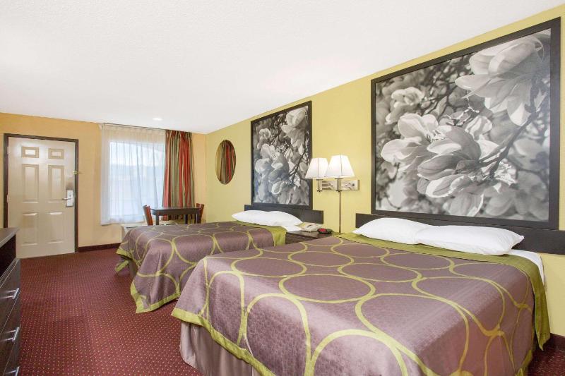 Queen Room with Two Queen Beds - Non-Smoking image 3