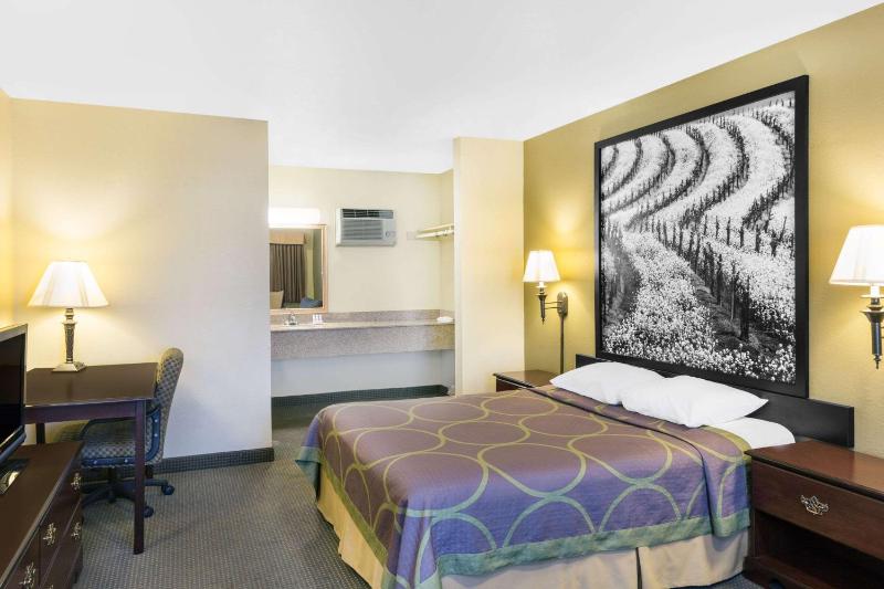Queen Room - Non-Smoking image 4
