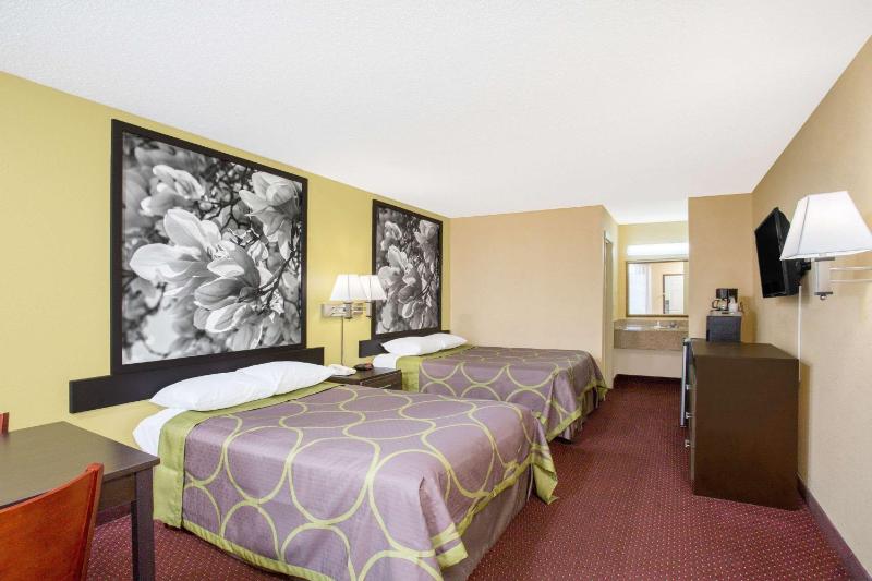 Queen Room with Two Queen Beds - Non-Smoking image 2