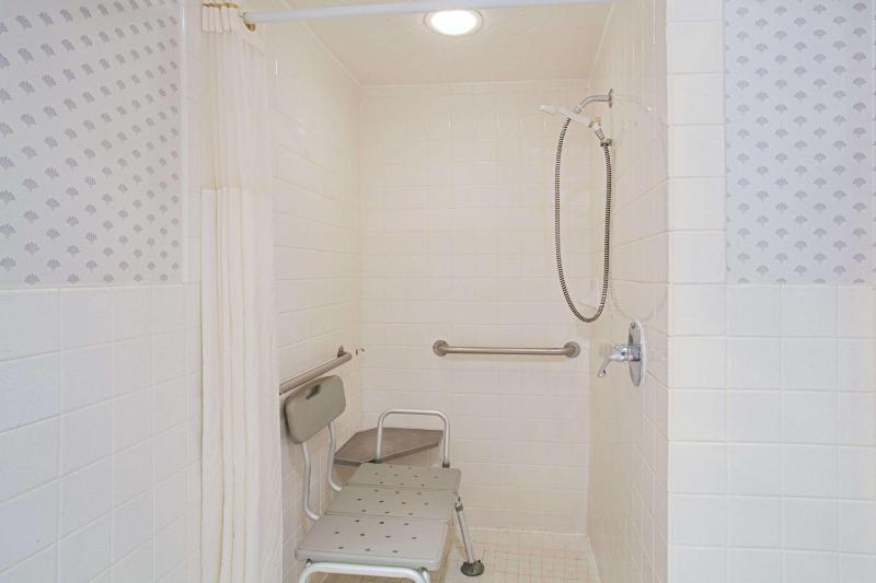 Queen Room - Disability Access - Non-Smoking image 2