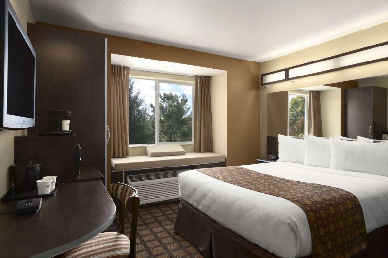 Queen Room with Roll-In Shower - Mobility/Hearing Accessible - Non-Smoking image 2