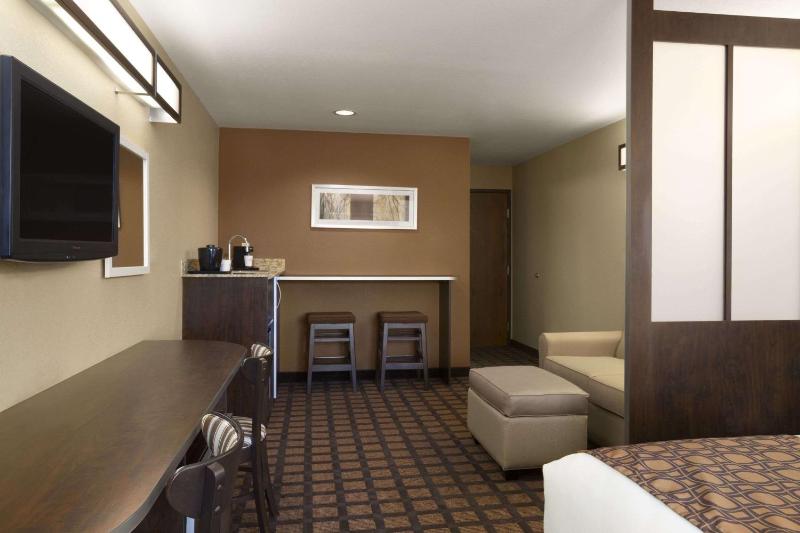 Queen Studio Suite - Non-Smoking image 2