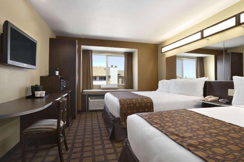 Queen Room with Two Queen Beds - Non-Smoking image 2