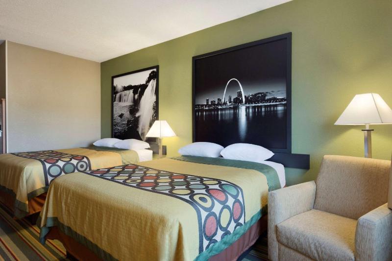 Queen Room with Two Queen Beds - Non-Smoking image 4