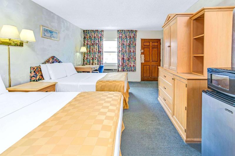 Queen Room with Two Queen Beds - Disability Access image 3