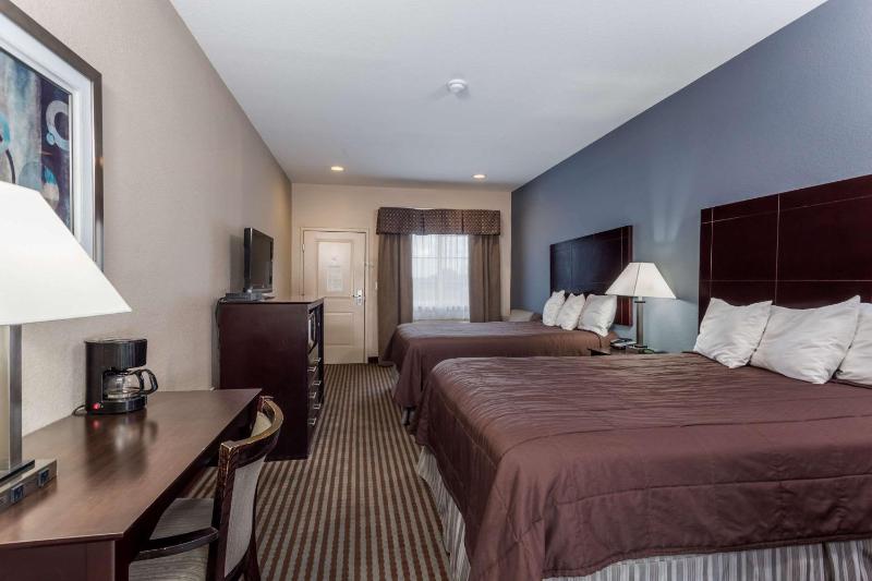 Queen Room with Two Queen Beds - Non-Smoking image 2