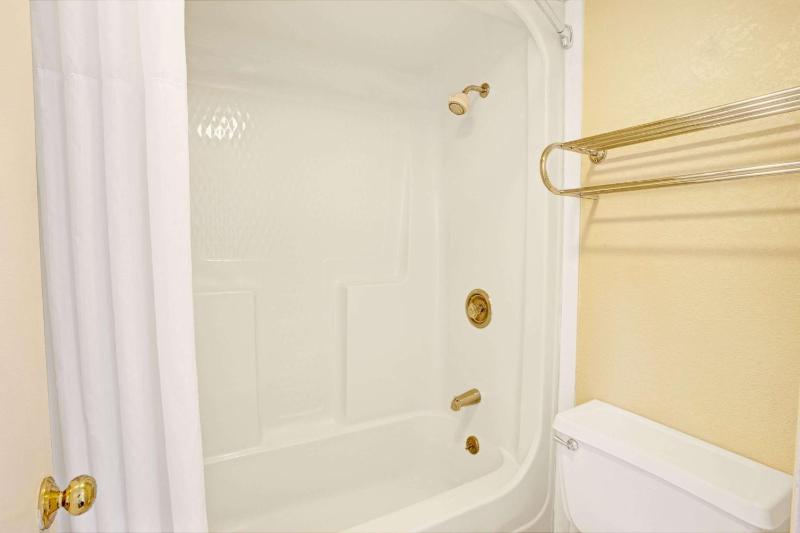Deluxe Double Room with Two Double Beds - Non-Smoking image 3