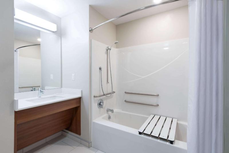 Deluxe Queen Room - Disability Access/Non-Smoking image 1