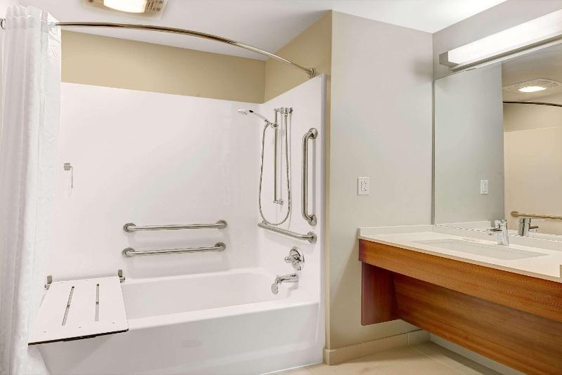 Queen Room with Two Queen Beds - Mobility Access/Non-Smoking image 1