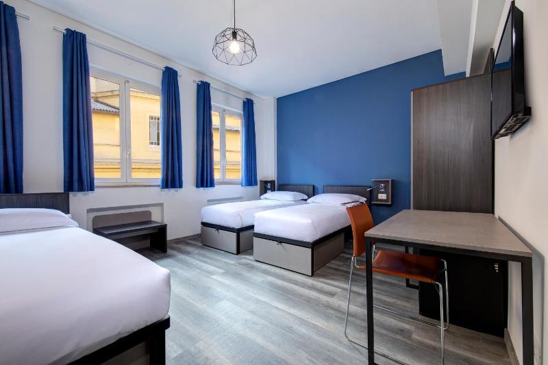 Triple Room with Private Bathroom image 1