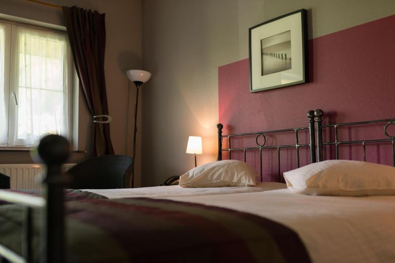 Twin Room with Private Bathroom image 4