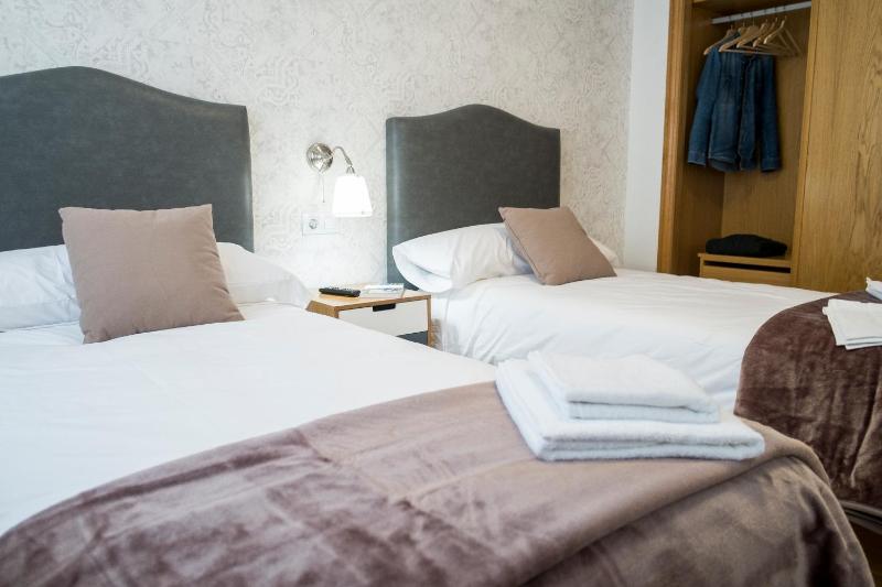 Twin Room with Shared Bathroom image 4