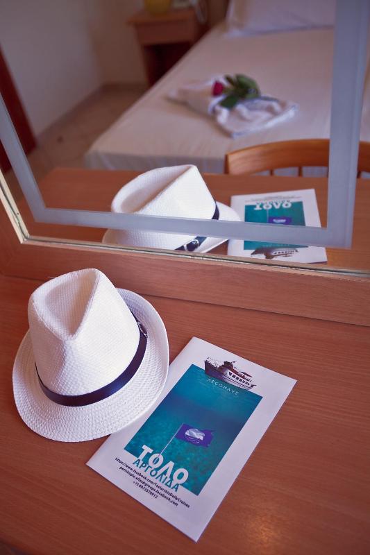 Economy Twin Room image 3