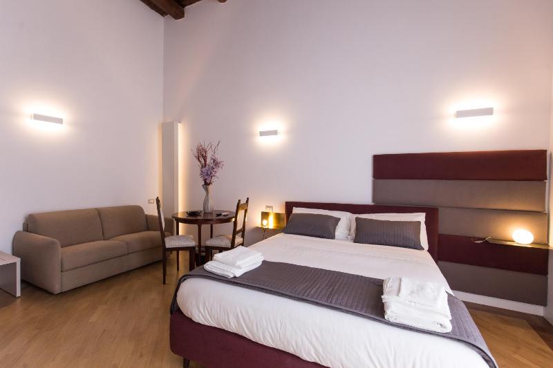 Double Room with Private Bathroom image 1