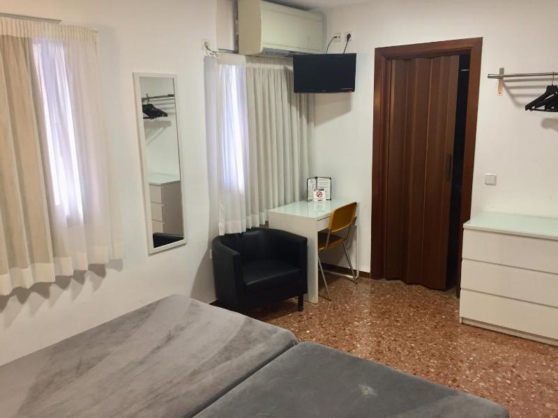 Standard Triple Room image 4