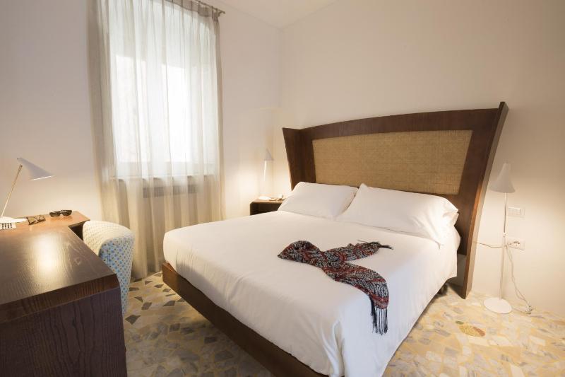 Standard Double Room image 2