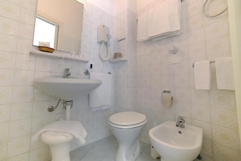 Superior Triple Room image 4