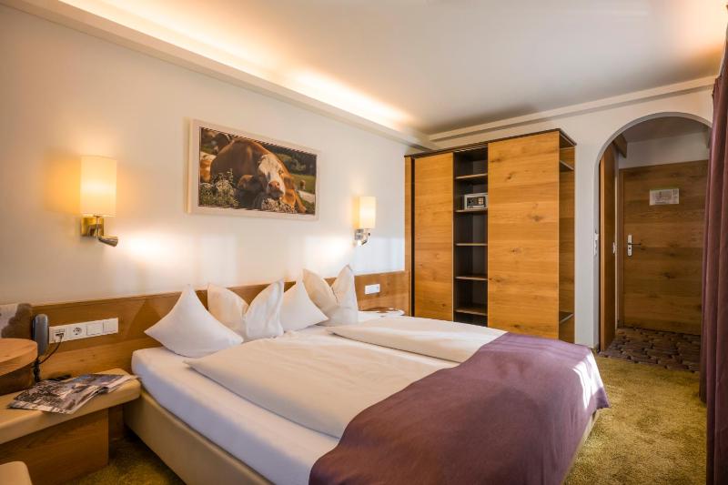 Double Room with Balcony image 1