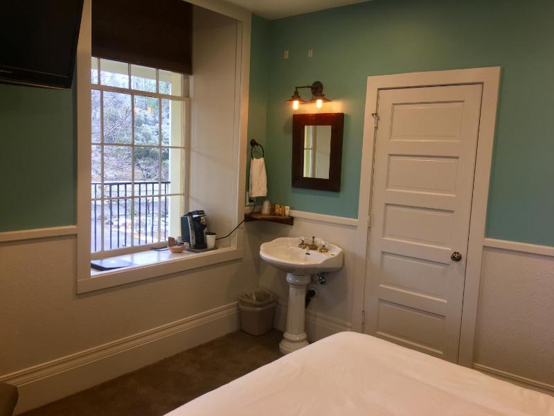 Queen Room image 4
