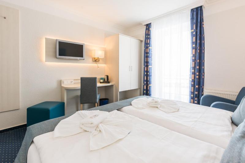 Double Room with Balcony -  Sea Side image 3
