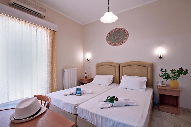 Economy Twin Room image 2