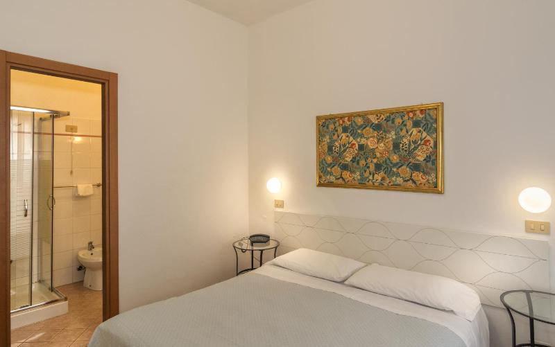 Deluxe Double Room image 4