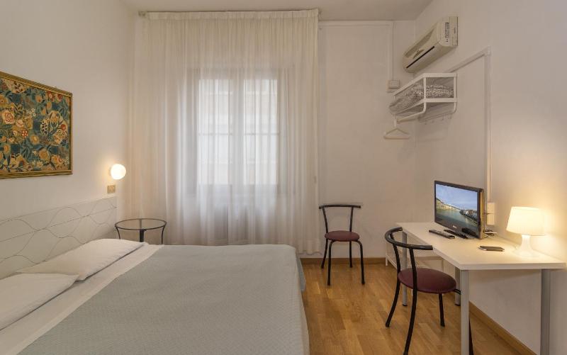 Deluxe Double Room image 3